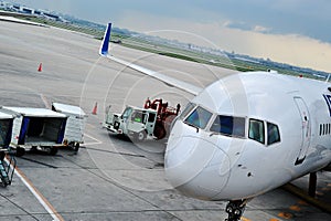 Loading cargo on a plane