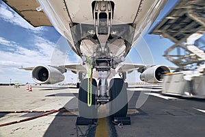 Loading of cargo to airplane