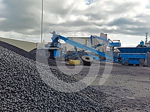 Loading of coking coal by conveyor onto a ship