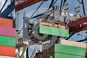 Loading containers on a ship