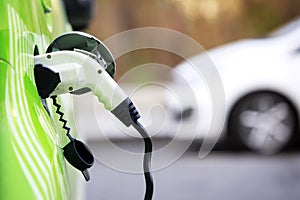 Wird geladen Energie aus elektrisch auto 