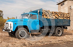 Loading of felled timber in a truck with crane