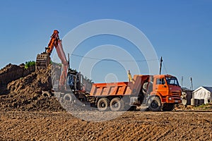 Loading of land with an excavator in a dump truck