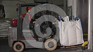 Loading pallet, Forklift safety, Warehouse navigation