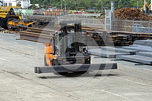 Loading of steel in the port warehouse