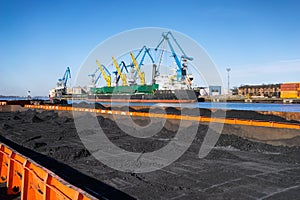 Loading and unloading of coal at the port