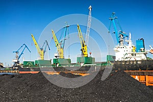 Loading and unloading of coal at the port