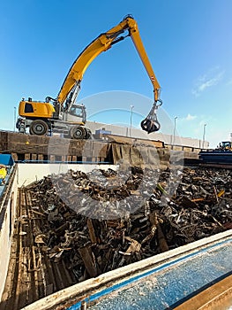 Loading and unloading of scrap metal in the port