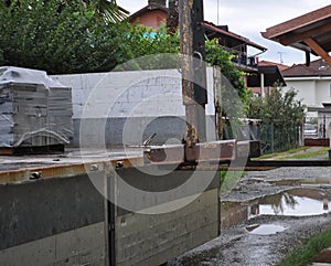 Loading or unloading of stone tiles