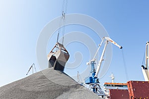 Loading and unloading of vessels