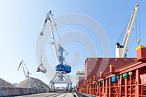 Loading and unloading of vessels