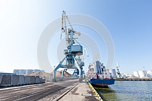 Loading and unloading of vessels