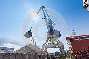 Loading and unloading of vessels