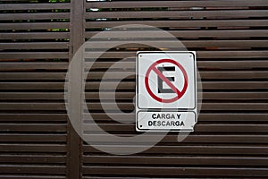 Loading zone sign in spanish photo