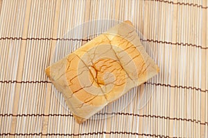 Una pagnotta da pane sul di legno piatto 