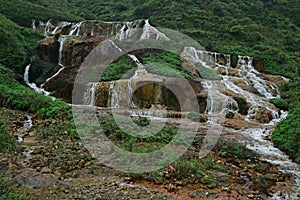 Acqua da d'oro cascata sul quartiere nuovo la città 224 