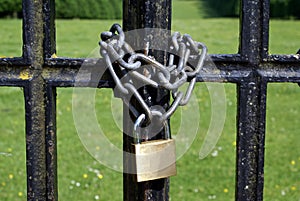 Lock and chain of a gate