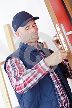 Lockpicker fixing door handle at home