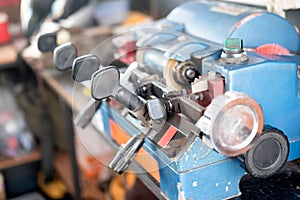 Locksmith duplicate machine make new key