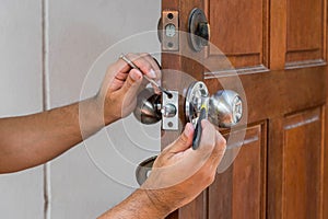 Locksmith have to fix silver knob photo