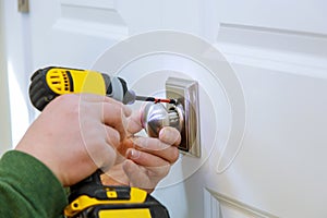 Locksmith install the door dummy lock in house