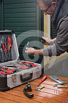 Locksmith repair the door lock