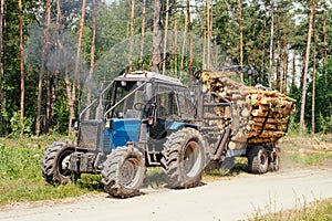 Log loader or forestry machine loading its body