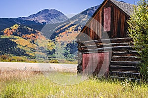 A log wooden barn at Twin Lakes Colorado area