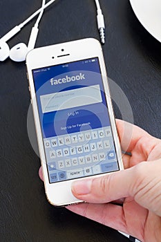 Loging in Facebook app on Iphone5s with help of finger print.