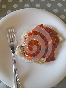 Lomos de pescado con ratatuille servidos en un plato