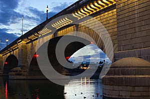 Londres puente sobre el atardecer 