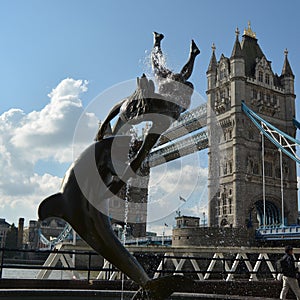 London Bridge tower towerbridge women sculpture delphine delphinium