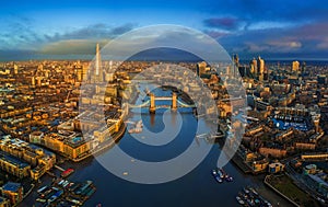 Londýn anglicko panoramatický anténa z londýn včetně ikonický věž most autobus 