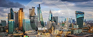 Londýn anglicko panoramatický z banka a kanárik prístaviska centrálnej vedúci finančné okresy 
