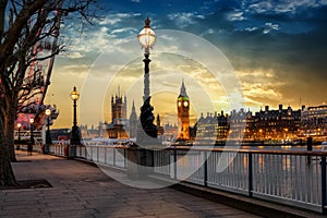 Londýn breh rieky z temža na veľký počas západ slnka 