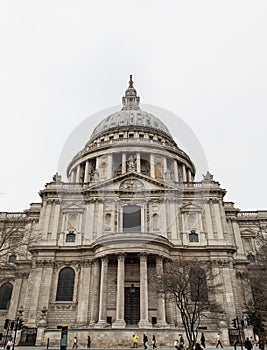 London saint paul cathedral dome and the people walking below