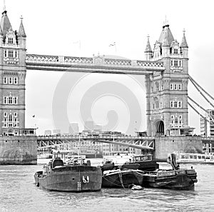 london tower in en gland old bridge and the cloudy sky