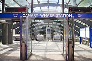 London tube, Canary Wharf station,