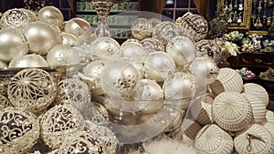 Londres, UK-September 9, 2015 : Silver Christmas Balls photo