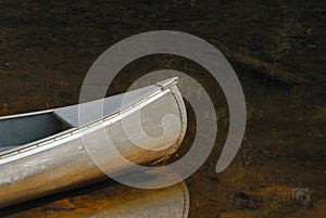 Osamelý kanoe nezakotvený v voda 