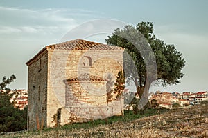 Solitario antiguo capilla un árbol sobre el colina de el mar Costa en costero Griego municipio sobre el amanecer de 