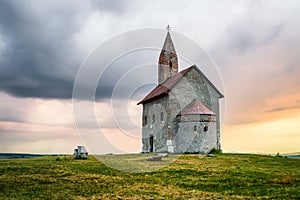 Osamelý Drážovský kostol na vidieku, Slovensko