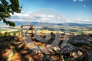 Osamelá prázdna lavička s krásnym výhľadom na letnú prírodu na vrchu Ondrašovská skala, Slovensko