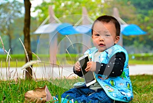 Lonely play mobile phone baby(Asia, China, Chinese)