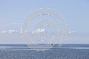 Einsam Segeln Schiff auf der Blau Wasser aus das Meer niederlande 