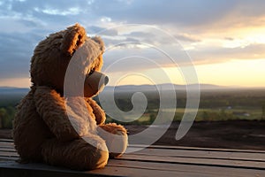 Solitario sul di legno balcone trasudante tristezza 