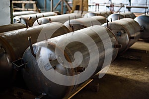 Long armored tank for storage and the storage of natural gas on the plant