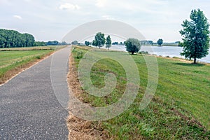 Long bike path along a wide Dutch river