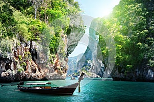 Largo tiempo un barco a rocas sobre el Playa en tailandia 