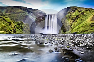 Largo tiempo exposición de famoso Skógafoss cascada en islandia sobre el oscuridad 